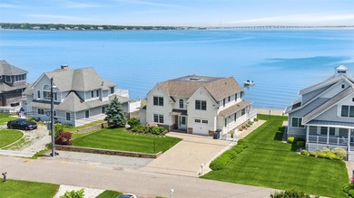 Experience the perfect blend of comfort, luxury, and waterfront - photo 1