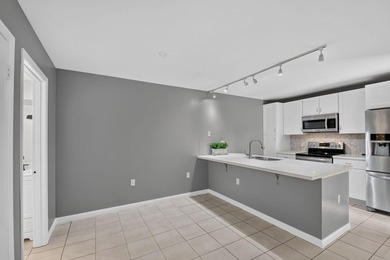 Spacious & bright, 2BR/ 2.5BA townhome in the desirable all-ages - photo 11