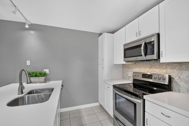 Spacious & bright, 2BR/ 2.5BA townhome in the desirable all-ages - photo 17
