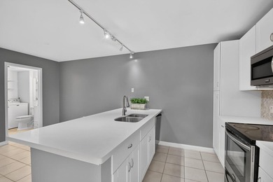 Spacious & bright, 2BR/ 2.5BA townhome in the desirable all-ages - photo 18
