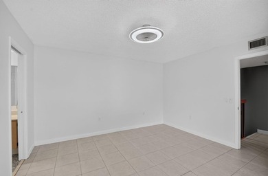 Spacious & bright, 2BR/ 2.5BA townhome in the desirable all-ages - photo 24