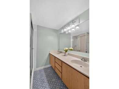 Spacious & bright, 2BR/ 2.5BA townhome in the desirable all-ages - photo 27