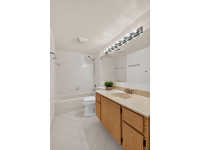 Spacious & bright, 2BR/ 2.5BA townhome in the desirable all-ages - photo 35