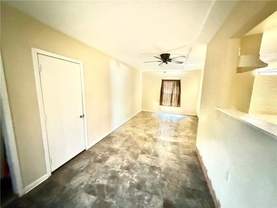 Investment opportunity with plenty of potential! This 3-bedroom - photo 11