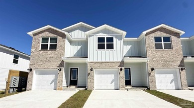 Welcome to your dream coastal retreat! Nestled in an ideal - photo 1