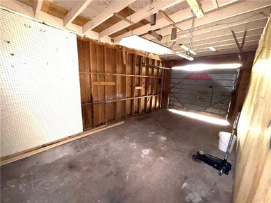 Investment opportunity with plenty of potential! This 3-bedroom - photo 20