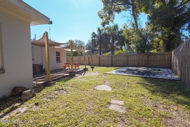 Welcome home to this beautifully updated 3-bedroom plus family - photo 33