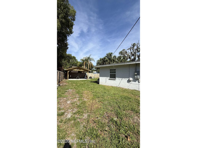 Welcome home to this beautifully updated 3-bedroom plus family - photo 36