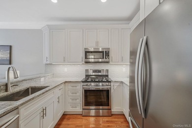 Well-appointed Brightwaters Model 2 story townhouse located in - photo 3