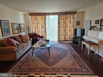 Just relisted! You'll love this bright and inviting 2-bedroom - photo 3