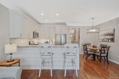 Well-appointed Brightwaters Model 2 story townhouse located in - photo 6