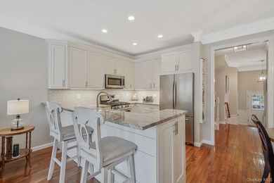Well-appointed Brightwaters Model 2 story townhouse located in - photo 7
