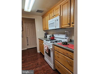 Just relisted! You'll love this bright and inviting 2-bedroom - photo 8
