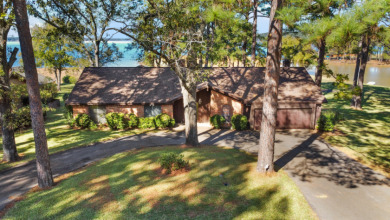 VINTAGE WATERFRONT HOME FOR SALE ON LAKE PALESTINE - Lake Home For Sale in Flint, Texas