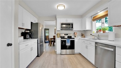 Well-maintained 1,872 sq. ft. colonial featuring 3 bedrooms, 1.5 - photo 11
