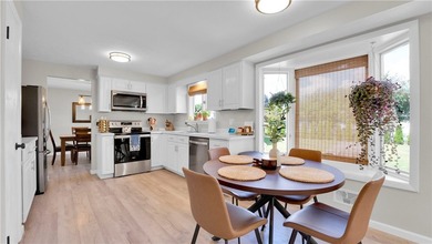 Well-maintained 1,872 sq. ft. colonial featuring 3 bedrooms, 1.5 - photo 12