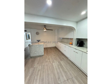 Spacious 3/2 plus Den kitchen and bathroom completely remodeled - photo 4