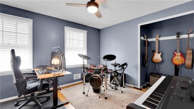 Well-maintained 1,872 sq. ft. colonial featuring 3 bedrooms, 1.5 - photo 25