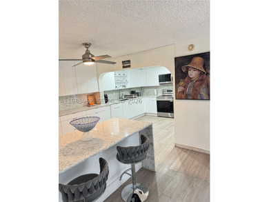 Spacious 3/2 plus Den kitchen and bathroom completely remodeled - photo 8