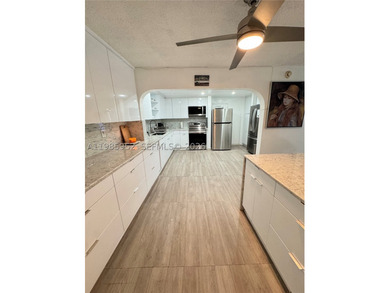 Spacious 3/2 plus Den kitchen and bathroom completely remodeled - photo 9