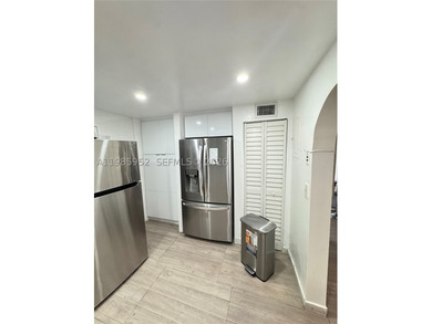 Spacious 3/2 plus Den kitchen and bathroom completely remodeled - photo 10