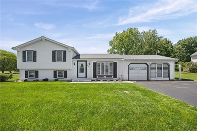 Lovely Webster Split-Level! This beautifully maintained home - photo 1