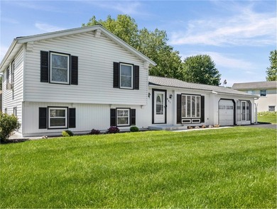 Lovely Webster Split-Level! This beautifully maintained home - photo 2