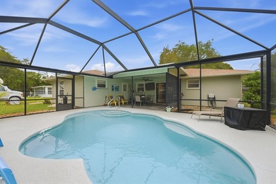 Welcome to this freshly painted 2-bedroom, 2-bathroom pool home - photo 32