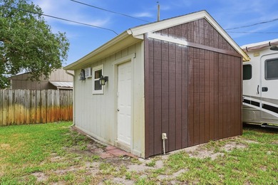 Welcome to this freshly painted 2-bedroom, 2-bathroom pool home - photo 36
