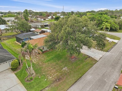Welcome to this freshly painted 2-bedroom, 2-bathroom pool home - photo 42