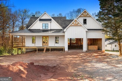 Modern farmhouse luxury on Lake Hartwell! This custom-built - photo 1