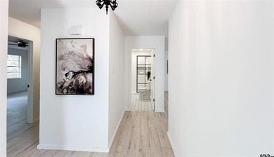 Beautiful mid-century modern home, a rare find in Hideaway! This - photo 9