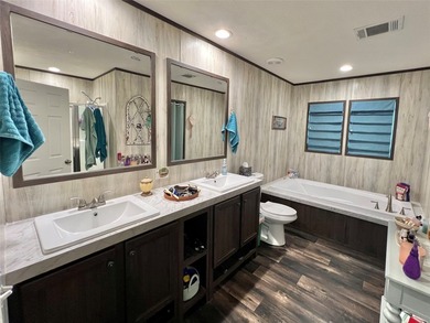 Welcome to a charming East Texas retreat offering easy living in - photo 18