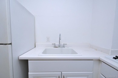 Welcome to this bright and inviting studio CO-OP in the - photo 11