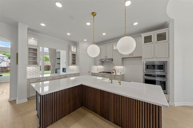 Exceptional lake-view property located in a quiet, sought-after - photo 11