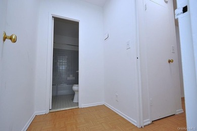 Welcome to this bright and inviting studio CO-OP in the - photo 19
