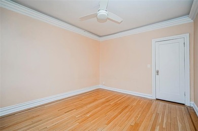 Top-Floor One-Bedroom Coop - Moments from the Beach, Ready for