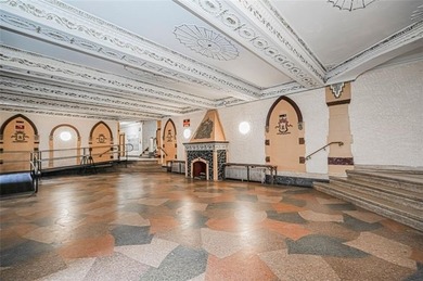 Top-Floor One-Bedroom Coop - Moments from the Beach, Ready for