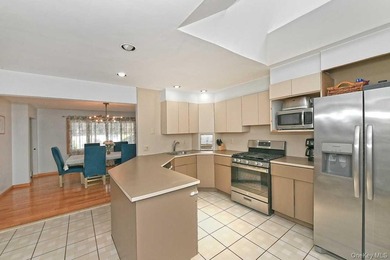 Don't miss out on this GEM in Lindenhurst. Enormous, welcoming - photo 11