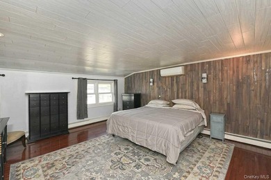 Don't miss out on this GEM in Lindenhurst. Enormous, welcoming - photo 12