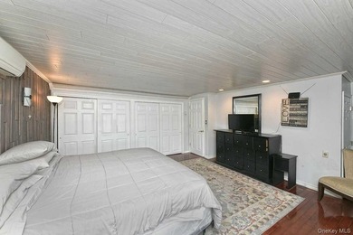Don't miss out on this GEM in Lindenhurst. Enormous, welcoming - photo 13