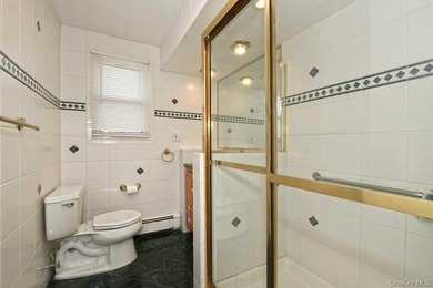 Don't miss out on this GEM in Lindenhurst. Enormous, welcoming - photo 14