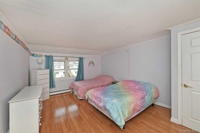 Don't miss out on this GEM in Lindenhurst. Enormous, welcoming - photo 16