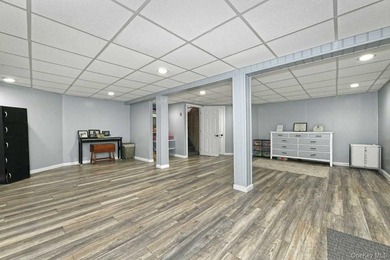 Don't miss out on this GEM in Lindenhurst. Enormous, welcoming - photo 18