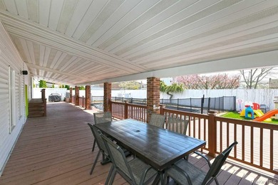 Don't miss out on this GEM in Lindenhurst. Enormous, welcoming - photo 19