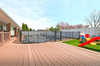 Don't miss out on this GEM in Lindenhurst. Enormous, welcoming - photo 21