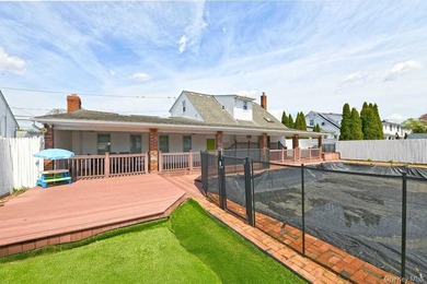 Don't miss out on this GEM in Lindenhurst. Enormous, welcoming - photo 22