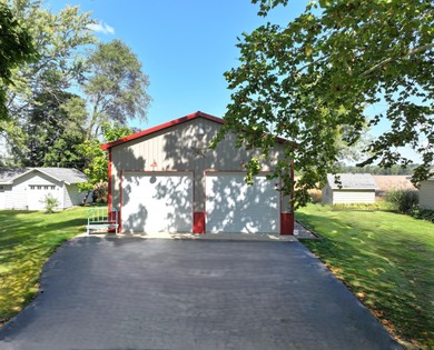 Immerse yourself in the beauty of lakefront living with this - photo 31
