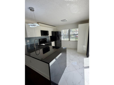 Welcome to Wellesley at Lake Clarke Shores! This beautifully - photo 11