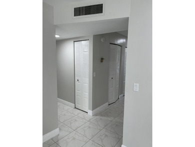 Light and Bright RENOVATED Large 1 bedroom with 2 full baths - photo 25